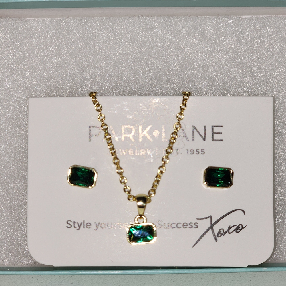 Park Lane Gold Necklace with Deep Green Accents